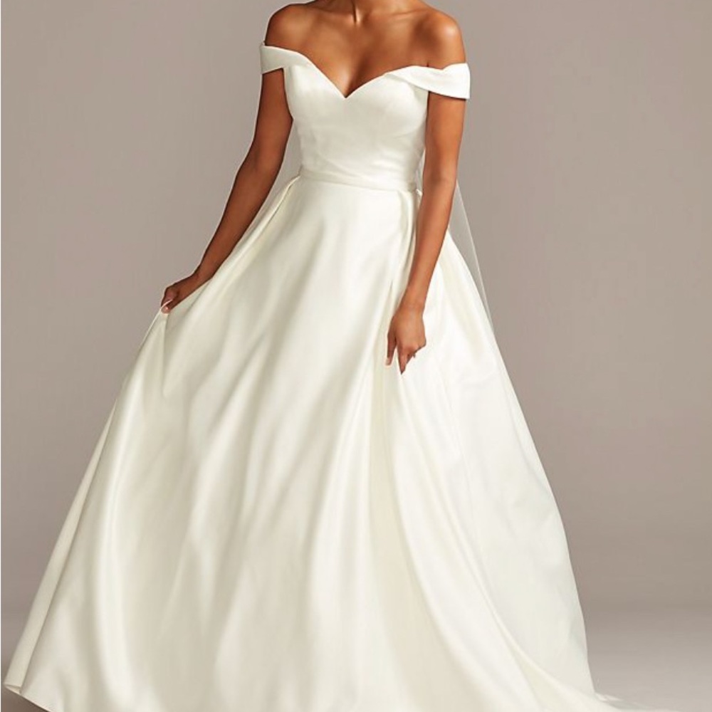 NEVER WORN David's Bridal Wedding Dress Size 6 Off-The-Shoulder Satin Ball Gown